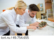 man decorate cake. Стоковое фото, агентство Ingram Publishing / Фотобанк Лори