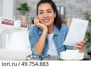 woman with new sewing machine and instructions. Стоковое фото, агентство Ingram Publishing / Фотобанк Лори