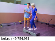 elderly woman using a stepper for fitness. Стоковое фото, агентство Ingram Publishing / Фотобанк Лори
