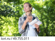female hiker looking at compass in forest. Стоковое фото, агентство Ingram Publishing / Фотобанк Лори