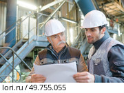 worker and manager at factory. Стоковое фото, агентство Ingram Publishing / Фотобанк Лори