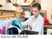 salesclerk in the tissue store. Стоковое фото, агентство Ingram Publishing / Фотобанк Лори