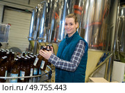 woman in brewery bottling plant. Стоковое фото, агентство Ingram Publishing / Фотобанк Лори