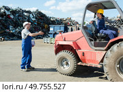 junkyard worker driving a truck. Стоковое фото, агентство Ingram Publishing / Фотобанк Лори