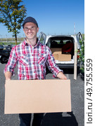 happy delivery man with cardbox standing by van. Стоковое фото, агентство Ingram Publishing / Фотобанк Лори