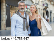 mature couple shopping together outdoors. Стоковое фото, агентство Ingram Publishing / Фотобанк Лори