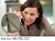 closeup on young woman tweezing eyebrows. Стоковое фото, агентство Ingram Publishing / Фотобанк Лори