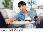 woman testing her new video camera at home with laptop. Стоковое фото, агентство Ingram Publishing / Фотобанк Лори