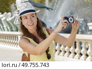 unsure woman taking a photo. Стоковое фото, агентство Ingram Publishing / Фотобанк Лори
