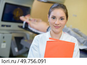 Portrait of nurse in radiology unit. Стоковое фото, агентство Ingram Publishing / Фотобанк Лори