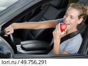 happy woman biting an apple. Стоковое фото, агентство Ingram Publishing / Фотобанк Лори