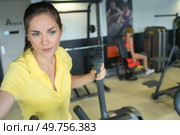 brunette woman doing excersise. Стоковое фото, агентство Ingram Publishing / Фотобанк Лори