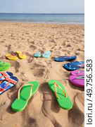 Summer beach background with flip flops and copy space, vacations concept. Summer beach background. Стоковое фото, агентство Ingram Publishing / Фотобанк Лори