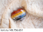 heart made of stone crystal with flower of life pattern on cozy blanket.. heart made of stone crystal with flower of life pattern on cozy blanket. Стоковое фото, агентство Ingram Publishing / Фотобанк Лори