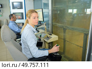 operatives using levers on electronics controls. Стоковое фото, агентство Ingram Publishing / Фотобанк Лори