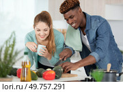 man and woman in their kitchen at home preparing vegetables. Стоковое фото, агентство Ingram Publishing / Фотобанк Лори