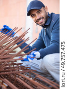worker fixing steel rebar at building site. Стоковое фото, агентство Ingram Publishing / Фотобанк Лори