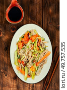 Salad of enoki mushrooms and vegetables. National Chinese food.. Vegan salad with enoki mushrooms. Стоковое фото, агентство Ingram Publishing / Фотобанк Лори
