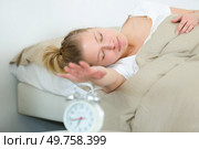 sad tired woman waking up. Стоковое фото, агентство Ingram Publishing / Фотобанк Лори