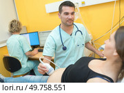 sonographer doing a pregnant womans ultrasound. Стоковое фото, агентство Ingram Publishing / Фотобанк Лори