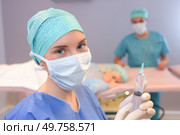 a nurse and the amount of anesthesia. Стоковое фото, агентство Ingram Publishing / Фотобанк Лори