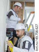 man plastering wall with trowel. Стоковое фото, агентство Ingram Publishing / Фотобанк Лори