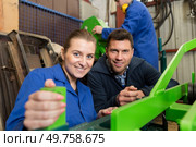 portrait of male and female workers by industrial machine. Стоковое фото, агентство Ingram Publishing / Фотобанк Лори