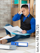 frustrated overwhelmed executive working in the office. Стоковое фото, агентство Ingram Publishing / Фотобанк Лори
