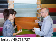 couple looking at linoleum flooring in interior store. Стоковое фото, агентство Ingram Publishing / Фотобанк Лори