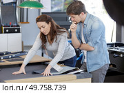 man and woman deciding felt colour for pool table. Стоковое фото, агентство Ingram Publishing / Фотобанк Лори