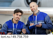 two mechanics working in auto service. Стоковое фото, агентство Ingram Publishing / Фотобанк Лори