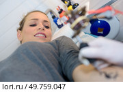 pain in having a tattoo. Стоковое фото, агентство Ingram Publishing / Фотобанк Лори