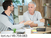 smiling senior employee discussing email with colleague. Стоковое фото, агентство Ingram Publishing / Фотобанк Лори