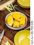 Appetizing sweet boiled corn or maize on wooden background. Flavored boiled corn. Rustic style.. Delicious juicy sweet boiled corn. Стоковое фото, агентство Ingram Publishing / Фотобанк Лори