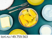 Homemade golden sweet corn cob with butter and salt. Tasty boiled corn cobs on plate. Стоковое фото, агентство Ingram Publishing / Фотобанк Лори