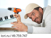 installing new induction hob in modern kitchen. Стоковое фото, агентство Ingram Publishing / Фотобанк Лори