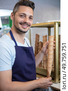 confectioner selling ice cream in the store. Стоковое фото, агентство Ingram Publishing / Фотобанк Лори