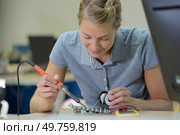 young woman in radio electronics lab. Стоковое фото, агентство Ingram Publishing / Фотобанк Лори