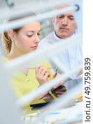 dental technician painting tooth at prosthesis laboratory. Стоковое фото, агентство Ingram Publishing / Фотобанк Лори