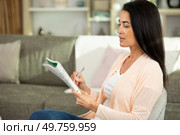 woman is solving crossword puzzles. Стоковое фото, агентство Ingram Publishing / Фотобанк Лори