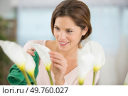 beautiful woman arranging flowers at home. Стоковое фото, агентство Ingram Publishing / Фотобанк Лори