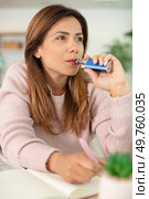 a happy woman smoking e-cigarette. Стоковое фото, агентство Ingram Publishing / Фотобанк Лори