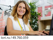 smiling tailor in her studio. Стоковое фото, агентство Ingram Publishing / Фотобанк Лори
