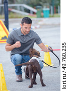 a man is training a dog. Стоковое фото, агентство Ingram Publishing / Фотобанк Лори