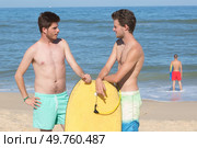two young boady boarders talking about swell. Стоковое фото, агентство Ingram Publishing / Фотобанк Лори
