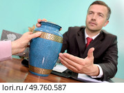 funeral director showing urn. Стоковое фото, агентство Ingram Publishing / Фотобанк Лори