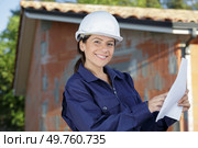 happy woman engineer in protective helmet. Стоковое фото, агентство Ingram Publishing / Фотобанк Лори