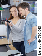 couple doing house chores assembling. Стоковое фото, агентство Ingram Publishing / Фотобанк Лори