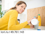 woman pouring milk into her coffee. Стоковое фото, агентство Ingram Publishing / Фотобанк Лори