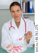 female doctor giving pills to patients. Стоковое фото, агентство Ingram Publishing / Фотобанк Лори